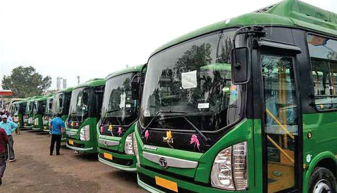 VisionLadakh's tweet image. #Ladakh is rapidly adopting #CleanFuel buses, with 19 e-buses already operational! #SIDCO's initiative since April 2023 is providing convenient &amp;amp; eco-friendly transport, even in sub-zero temps. More charging stations are coming soon!