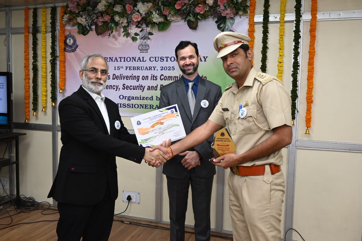 customsnagpur's tweet photo. Eleven customs officers has been awarded for the exemplary performance during the event. The role of other stakeholders were also acknowledged and Top Importer, exporters and Customs Brokers were also awarded by the Nagpur Customs. https://t.co/5CEkbh0NU8