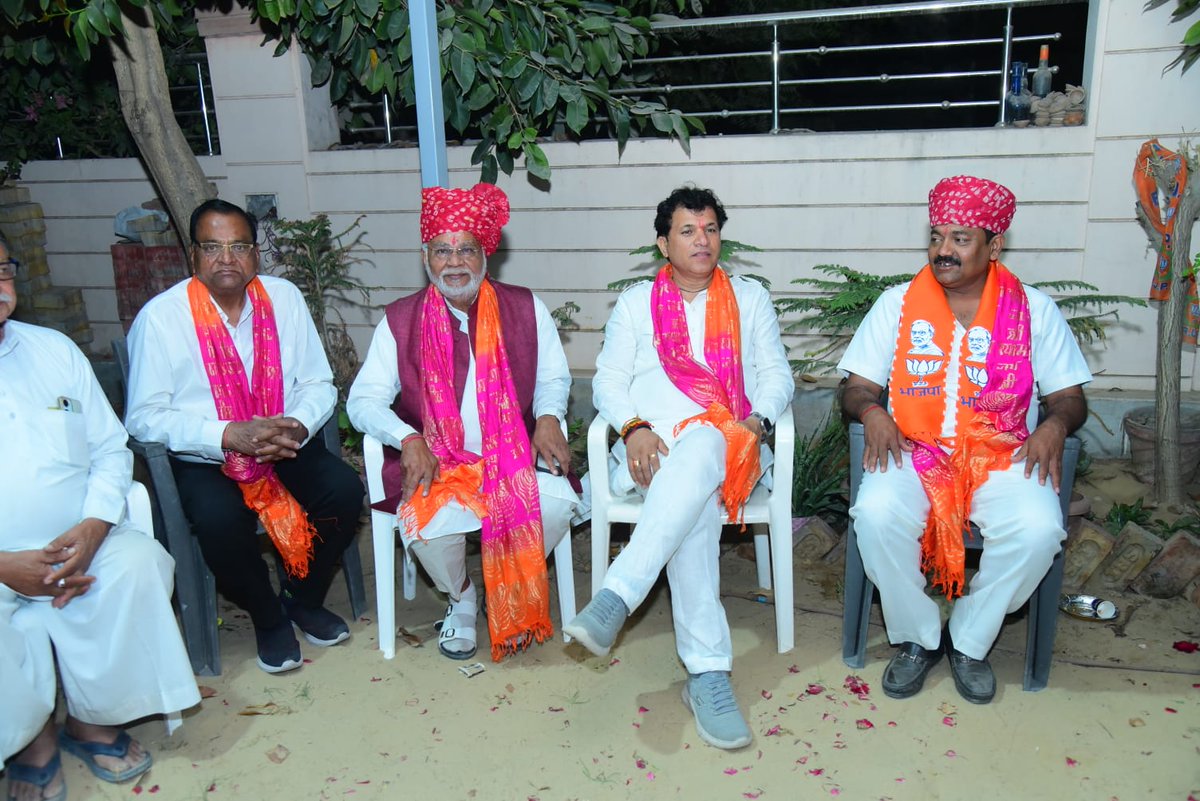 Kailash Choudhary (@kailashbaytu) on Twitter photo केंद्रीय कृषि एवं किसान कल्याण राज्य मंत्री श्री <a href="/mpbhagirathbjp/">Bhagirath Choudhary</a> जी व ओसियां विधायक श्री <a href="/BRSiyol/">Bhairaram Choudhary</a> जी का बालोतरा निवास स्थान पधारने पर स्वागत अभिनंदन किया।
इस दौरान विभिन्न समसामयिक एवं राजनीतिक विषयों पर चर्चा हुई। केंद्रीय कृषि एवं किसान कल्याण राज्य मंत्री श्री <a href="/mpbhagirathbjp/">Bhagirath Choudhary</a> जी व ओसियां विधायक श्री <a href="/BRSiyol/">Bhairaram Choudhary</a> जी का बालोतरा निवास स्थान पधारने पर स्वागत अभिनंदन किया।
इस दौरान विभिन्न समसामयिक एवं राजनीतिक विषयों पर चर्चा हुई।