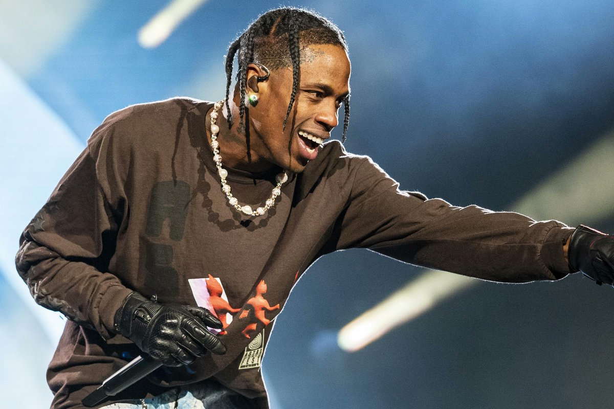 Mizaistom_7's tweet photo. スーパーボウルのハーフタイムショーで次にヘッドライナーを務めるべき"8人のラッパー"

Kendrick Lamarは、すでに数々の歴史を作ってきたが、スーパーボウルのハーフタイムショーで初のソロラッパーとしてメインを飾るという新たな偉業を達成した。

2025年のグラミー賞を総なめにした直後、ニューオーリンズの舞台で壮大なパフォーマンスを披露。その完成度の高さは、Drakeとのビーフの決着がすでについていることを改めて証明し、「史上最高のラッパー」という評価をさらに確固たるものにした。

ゲームの世界観を取り入れたショーでは、Samuel L. Jacksonがブラック・アンクル・サムとしてナレーションを担当。Kendrickは最新アルバム『GNX』の楽曲を次々と披露し、SZAとのデュエットを2度にわたって繰り広げた。

そして、最大の見せ場は、世界中から集まった1億3350万人の視聴者を前に「Not Like Us」を歌い、Drakeの"墓の上で踊った"瞬間だった。

「certified pedophile（筋金入りの小児性愛者）」というフレーズは自主規制したものの、カメラに向かって不敵な笑みを浮かべながら、Drakeが未成年に手を出していることを暗に示すラインを放ち、観客全員に「A minor（未成年）」という皮肉なパンチラインを大合唱させた。

まさに「ゲームオーバー」だった。

数年前まで、ラッパーがスーパーボウルのハーフタイムショーでメインを飾るなんて考えられなかった。NFLは何十年にもわたり、莫大な商業的影響力と文化的影響を持ちながらも、ヒップホップをほぼ無視してきたからだ。

これまでにスーパーボウルでパフォーマンスをしたラッパーもNelly、Big Boi、Missy Elliottといった数えるほどで、しかも彼らはポップやロックアーティストの“添え物”としての扱いを受けることがほとんどだった。

白人アーティストがメインを張るのが当たり前で、その中には全盛期を過ぎたベテランも多かった。

しかし、2019年にJay-ZとRoc NationがNFLと提携し、ハーフタイムショーのプロデュースを担当するようになってから、その流れが大きく変わった。

この5年間で、スーパーボウルはこれまでになく"ブラックなショー"へと変貌し、The Weeknd、Rihanna、Usher、Dr. Dre（Snoop Dogg、50 Cent、Mary J. Bligeも出演）、そしてKendrick Lamarがヘッドライナーを務めるようになった。

この流れは今後も続くと見られており、「次にスーパーボウルでパフォーマンスすべきラッパーは誰か？」という問いが自然と浮かび上がる。

もちろん、この舞台に立てるのは誰でもいいわけではない。選ばれるためには、

①ヒット曲を持っていること
②大規模なショーをこなせるパフォーマンス力があること
③NFLの多くの企業スポンサーにとって「安全な選択肢」であること

といった条件をクリアしなければならない。だからこそ、Kanye Westがこの舞台に立つ可能性は限りなく低い。最近のSNSでの過激な発言を考えれば、スポンサーが彼を起用するとは思えない。

とはいえ、条件を満たすラッパーは決して少なくない。そこで、DXが選んだ、スーパーボウルのハーフタイムショーでヘッドライナーを務めるにふさわしい8人のMCを紹介しよう。