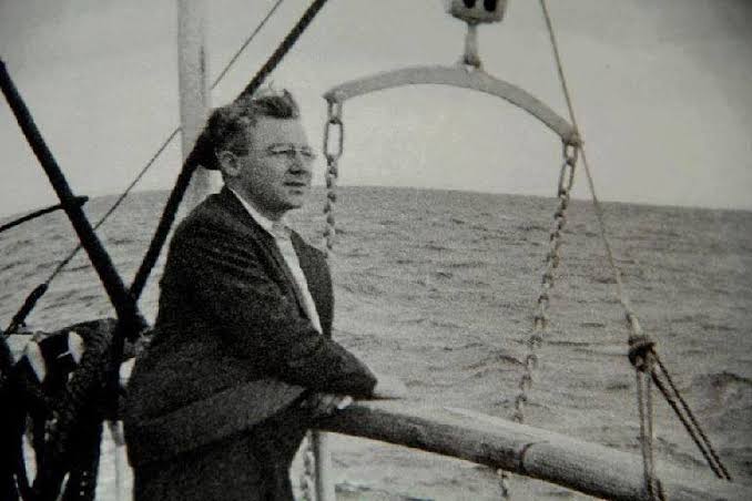 "Görmesen bile denizi
Yukarıya çevir gözü
Deniz gibidir gökyüzü"

Sabahattin Ali, Aldırma Gönül