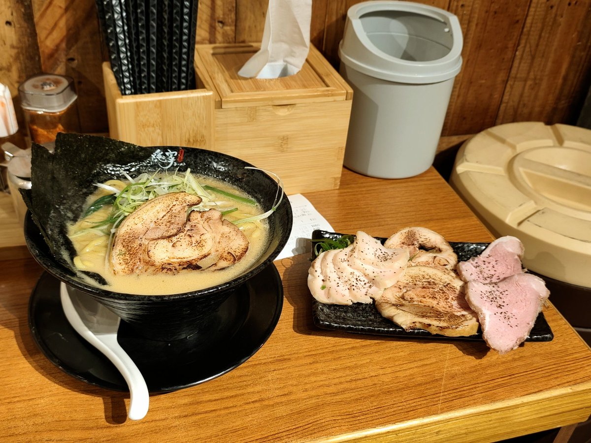 這樣也算是一種肉肉大餐對吧？
隱家拉麵    豚骨醬油拉麵+肉肉拼盤
