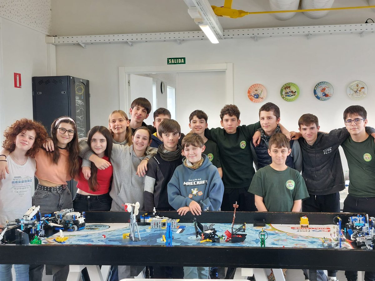 Compartiendo nuestro proyecto con nuestros amigos del colegio Irabia-Izaga 🤖💚 #Teamworkmakesthedreamwork