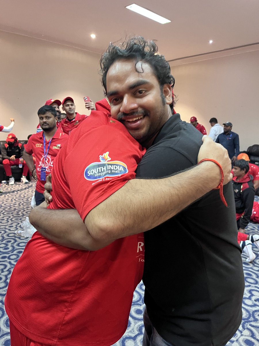 DalendraDev's tweet photo. Samajavaragamana... Ee moment maruvagalana... Adagagaane kadanakunda Hug ichina @MusicThaman Anna!! 😍
Theatre lone kadu... Ground lo kooda Thaman Anna sound and aura is #Unstoppable 
#Thaman #TheyCallHimOG #music #Cricket #CCL2025 #teluguwarriors #Hyderabad 🏏🎶🎹🔥 https://t.co/yVNBnIDcLD