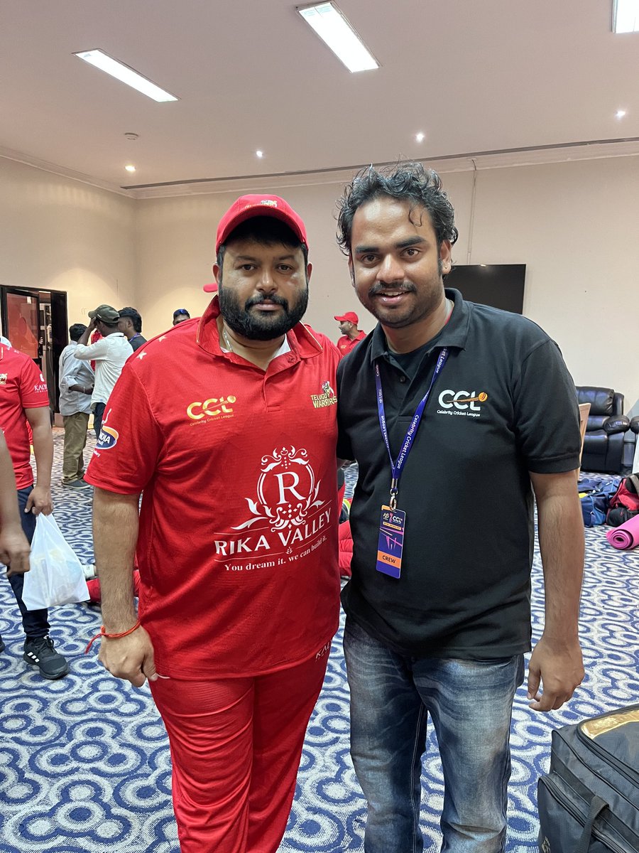 DalendraDev's tweet photo. Samajavaragamana... Ee moment maruvagalana... Adagagaane kadanakunda Hug ichina @MusicThaman Anna!! 😍
Theatre lone kadu... Ground lo kooda Thaman Anna sound and aura is #Unstoppable 
#Thaman #TheyCallHimOG #music #Cricket #CCL2025 #teluguwarriors #Hyderabad 🏏🎶🎹🔥 https://t.co/yVNBnIDcLD