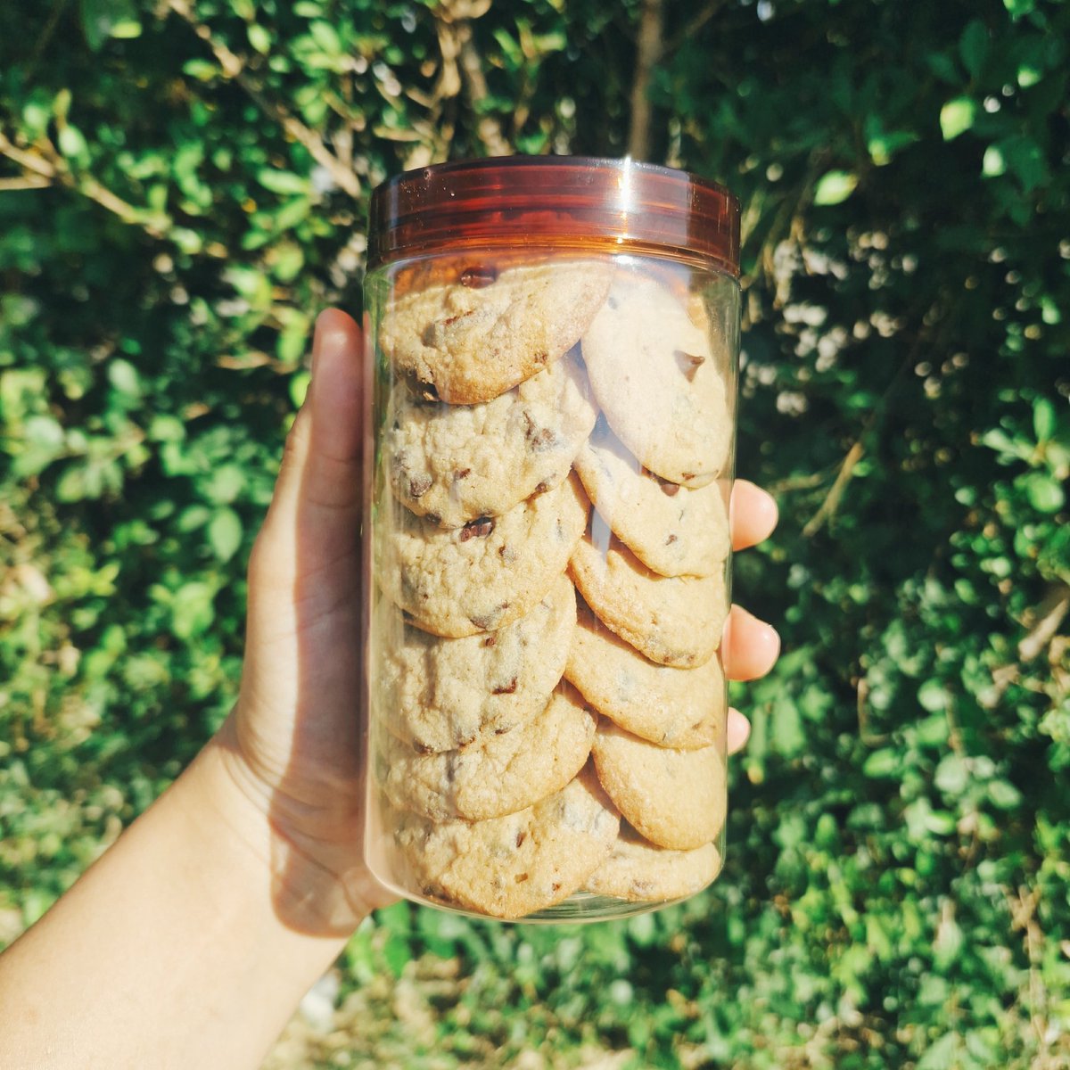 Jxssxlxn_'s tweet image. น้องคุกกี้ช็อกโกแลตชิพ ช็อกโกแลตฉ่ำๆ กัดไปตรงไหนก็เจอ เนื้อคุกกี้กรอบข้างนอกข้างในหนึบๆ หวานกำลังดีตัดกับดาร์กช็อกโกแลต กลมกล่อม ทานเปล่าๆก็อร่อย ทานกับนมก็ฉ่ำใจจจจ  #Cookwithโจส #SnackxJ0ss