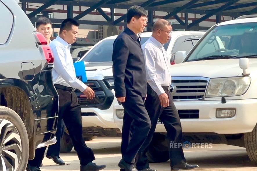 IrrawaddyNews's tweet photo. Chinese Assistant Public Security Minister Liu Zhongyi crossed over from Thailand’s Mae Sot to Karen State’s Myawaddy on Monday to meet with around 300 foreigners rescued from the notorious scam center hub of Shwe Kokko. Most are from China.
#WhatsHappeningInMyanmar https://t.co/NFIuM9NiH7
