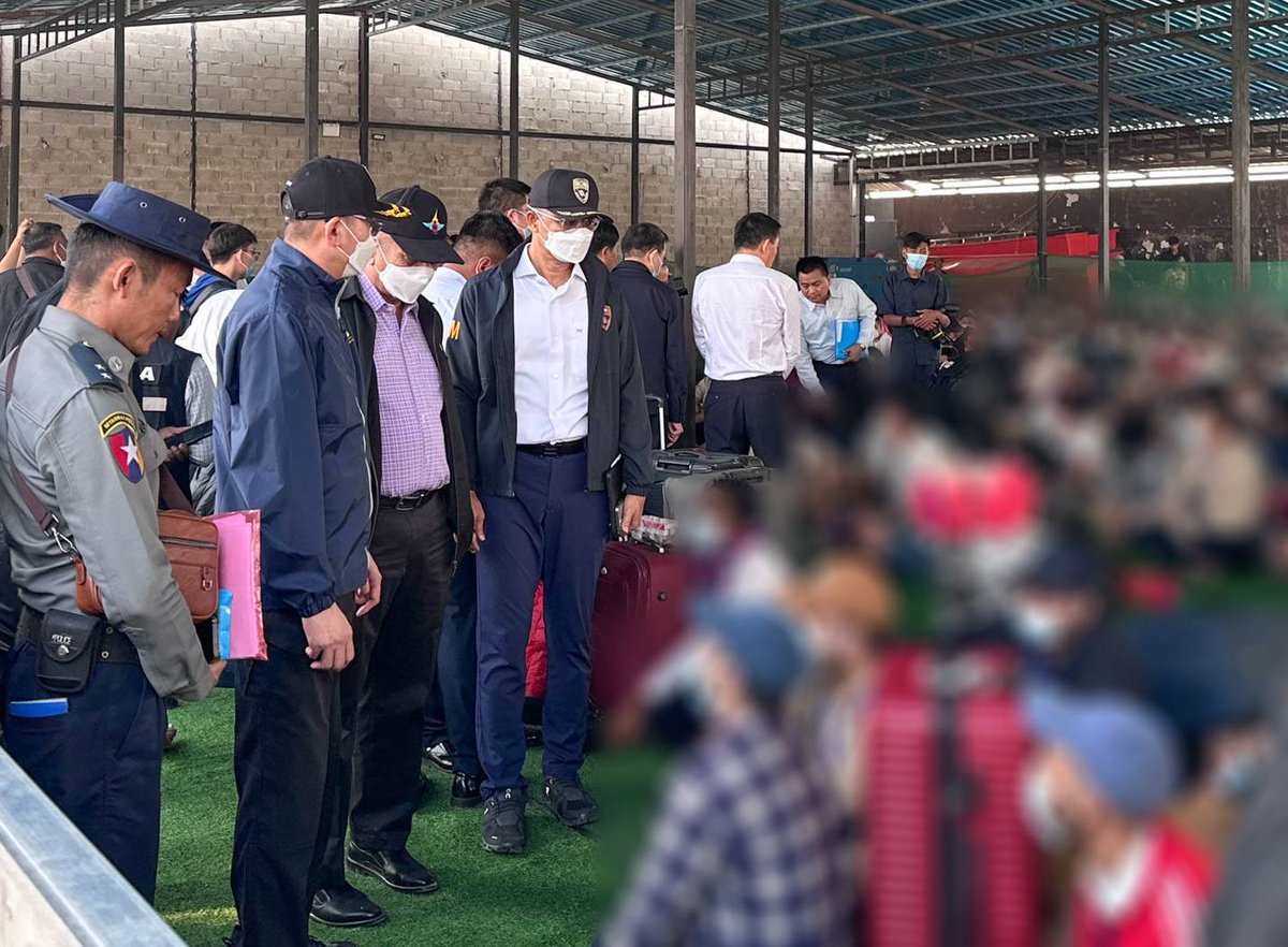 IrrawaddyNews's tweet photo. Chinese Assistant Public Security Minister Liu Zhongyi crossed over from Thailand’s Mae Sot to Karen State’s Myawaddy on Monday to meet with around 300 foreigners rescued from the notorious scam center hub of Shwe Kokko. Most are from China.
#WhatsHappeningInMyanmar https://t.co/NFIuM9NiH7