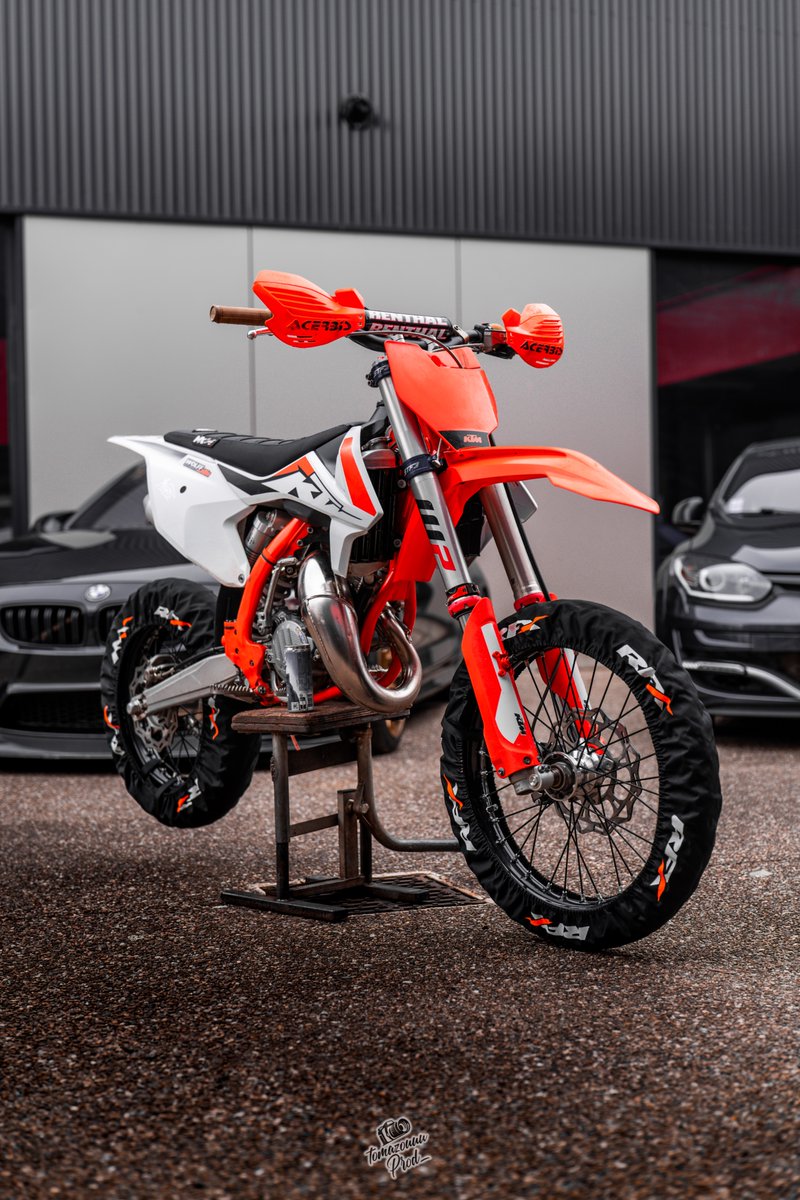Je partage plus rien ici mais làààà j'ai envie.

J'viens de sponsors un petit jeune de 14 ans qui va nous représenter sur le championnat du Grand Est 85cc 😇