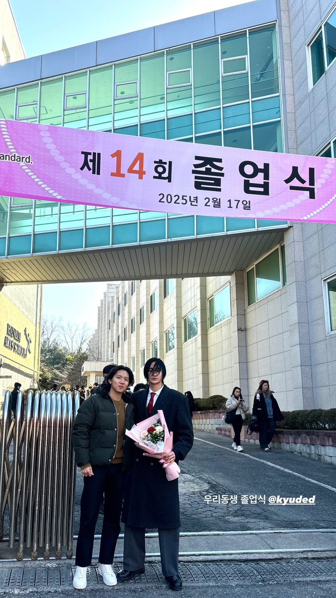 Blueskyxp's tweet photo. Daniel with CEO &amp; founder of Naisu Agency &amp; Insta update Daniel's friend in his graduation today

#Danieliland
#DANIEL
#kimdongkyu 
#KYUDED #kyuded https://t.co/NIcTBIXqQO
