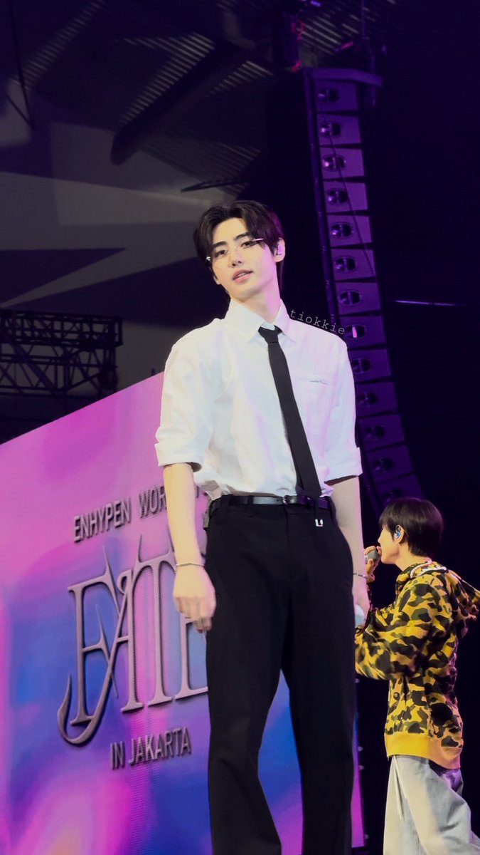 sunghoon is so tall and when I’ll look up to him, I’d be falling in love with him more.