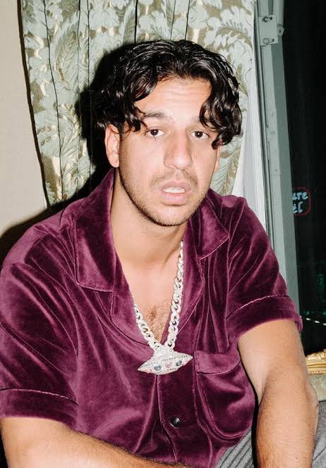 canın mı sıkıldı aç dinle, sporda mısın aç dinle, derdo musun aç dinle, yeni mi uyandın aç dinle, aşk acısı mı çekiyon aç dinle, chilleyesin mi var aç dinle isviçre çakısı gibi rapçi avrupa'nın en iyisi baby gang'lerinizi central cee'lerinizi siker atar