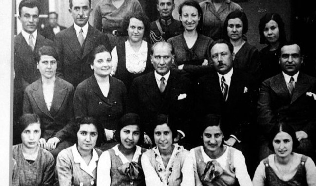 Bugün evlilikte resmi nikâh zorunluluğunu ve tek eşle evlilik esasını getiren, kadınlara istedikleri mesleğe girebilme hakkını veren ve mahkemelerde tanıklık yapma, miras ve boşanma konularında kadınla erkeği eşitleyen Türk Medeni Kanunu'nun çıkarılmasının 99. yıldönümü. 🇹🇷