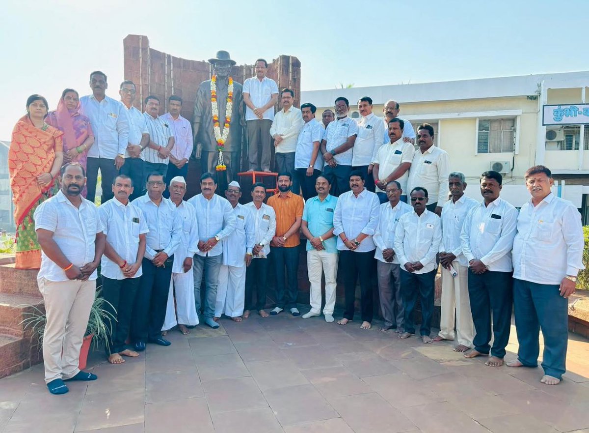 स्वर्गीय डी सी नरके यांच्या स्मृतिदिनानिमित्त त्यांच्या कुंभी कासारी सहकारी साखर कारखान्याच्या कार्यस्थळावरील पुतळ्यास पुष्पहार अर्पण करून अभिवादन करताना कुंभी कासाररी सहकारी साखर कारखान्याचे चेअरमन आमदार चंद्रदीप नरके व सर्व संचालक मंडळ