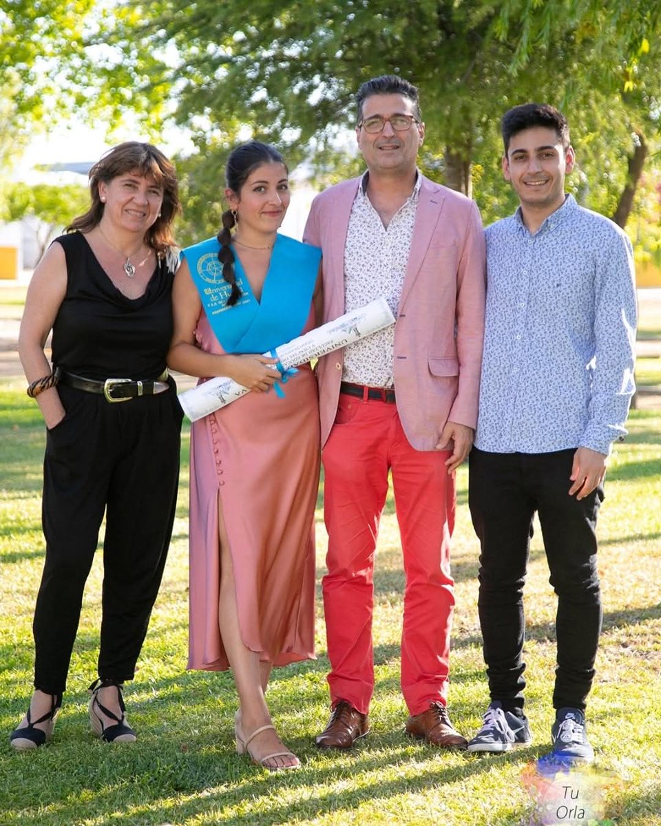 jcabram's tweet photo. Hoy hace 10 meses que nos dejaste y te transformaste en un ángel y lo hiciste regalando vida y felicidad a otras personas.
10 meses de aquella fatídica noche en la que Cipriano Domínguez Jiménez dejó sus equipos sueltos, como de costumbre en él.
10 meses de un accidente que jamás debió ocurrir si el alcalde del @AytoBonares hubiera actuado como se le venía solicitando en los plenos del Ayuntamiento sistemáticamente.
10 meses en los que no ha cambiado nada sobre los equinos que incumplen la ley.
10 meses donde las Fuerzas de Seguridad del Estado no hacen nada y a veces cuando las llamó me tratan como el verdugo en vez de la víctima.
10 meses donde los alcaldes, alcaldesas, presidente de la @DipuHU  @JuanMa_Moreno  y la @AndaluciaJunta no han hecho absolutamente nada.
10 meses de un chuleo político sin parangón.
10 meses donde me di cuenta que a nadie le importa que muera otra persona por accidentes con animales sueltos.
Lo voy a sentir profundamente cuando vuelva a morir otra criatura por ello, pero mi conciencia la tendré limpia, pues estoy haciendo lo que le corresponde a la inútil casta política onubense.
Ellos serán los que tendrán sus conciencias sucias como le pasa en la actualidad al alcalde del Ayuntamiento de Bonares.