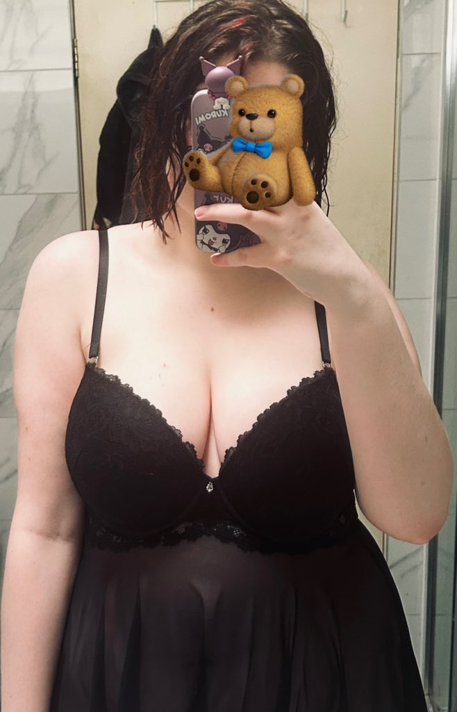 DarlingMoriVT's tweet photo. I’m really shy about my IRL appearance but I’m becoming more comfy slowly. Idk how to dress tho as someone who’s borderline plus size 😭

All my TikTok comments have been really sweet since face reveal so thank you 🥺❤️

Any body shaming comments will be removed so pls be nice https://t.co/F8clr9J2bd