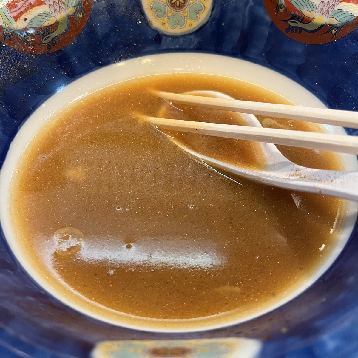 【六本木・天鳳】通い始めて38年目で今日初めてスープ残した‼️明らかにいつもの【一三五】より塩っぱい‼️おそらくスープの量が若干少ないかカエシの量が多いし脂っぽさがいつもより弱い。あと葱の切り方が厚過ぎてダメ。