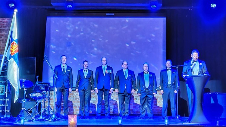 KainuunPR's tweet photo. Helmikuussa juhlitaan aluetoimistoja. Arjen ahkeroijat ja asevelvollisten asioiden hoitajat vaihtavat välillä juhlallisesti vapaalle ja palkitsevat tilaisuuksissa vuoden aikana ansioituneita. Kuvat Kuopiosta.

#kaipr #psaltsto #maavoimat https://t.co/AN9QL5a5fP