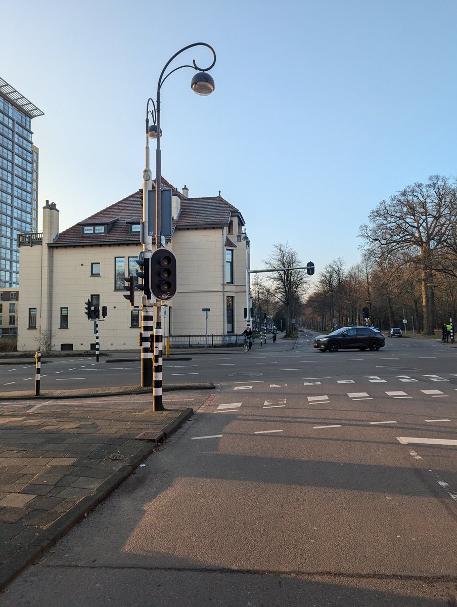 Stoplichten bij Kamperlaan staan al zeker 20 uur uit. Vanochtend ook ongeluk gebeurd. Gaat er al iemand heen <a href="/Handhaving023/">Handhaving023</a> ?