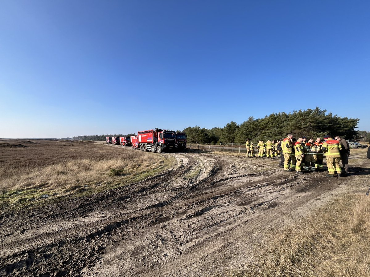 Vanmiddag rookontwikkeling op ASK. Er worden gecontroleerd heide en heideschrale graslanden afgebrand. Dit gebeurd ivm veiligheid naar de omgeving en beheer van de heide. Het afbranden van de heide bevordert de verjonging en instandhouding van de vegetatie.