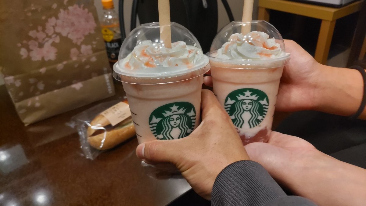 2P1Kx2's tweet image. 白桃と桜わらび餅フラペチーノぉぉぉ！
先日お会いした名古屋の仲良しさんといただきました！
吸い込むのにかなりの肺活量が必要なので、2人でうめぇうめぇ言いながらズゴーってやってました😅
ちなみに、私ゃ注文の仕方がわからんので、仲良しさんにお任せです🤣
#p活名古屋　#p活大阪　#p活三重