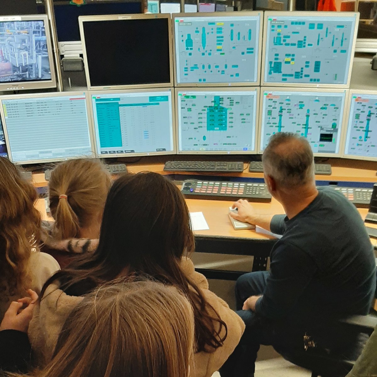 Vorige week was groep 7 van basisschool Acaciahof uit Middelburg bij ons op bezoek, voor uitleg over wat wij maken en hoe, en een rondrit over ons terrein. Bedankt voor jullie interesse en vele goede vragen, wij vonden het een hele leuke ochtend!