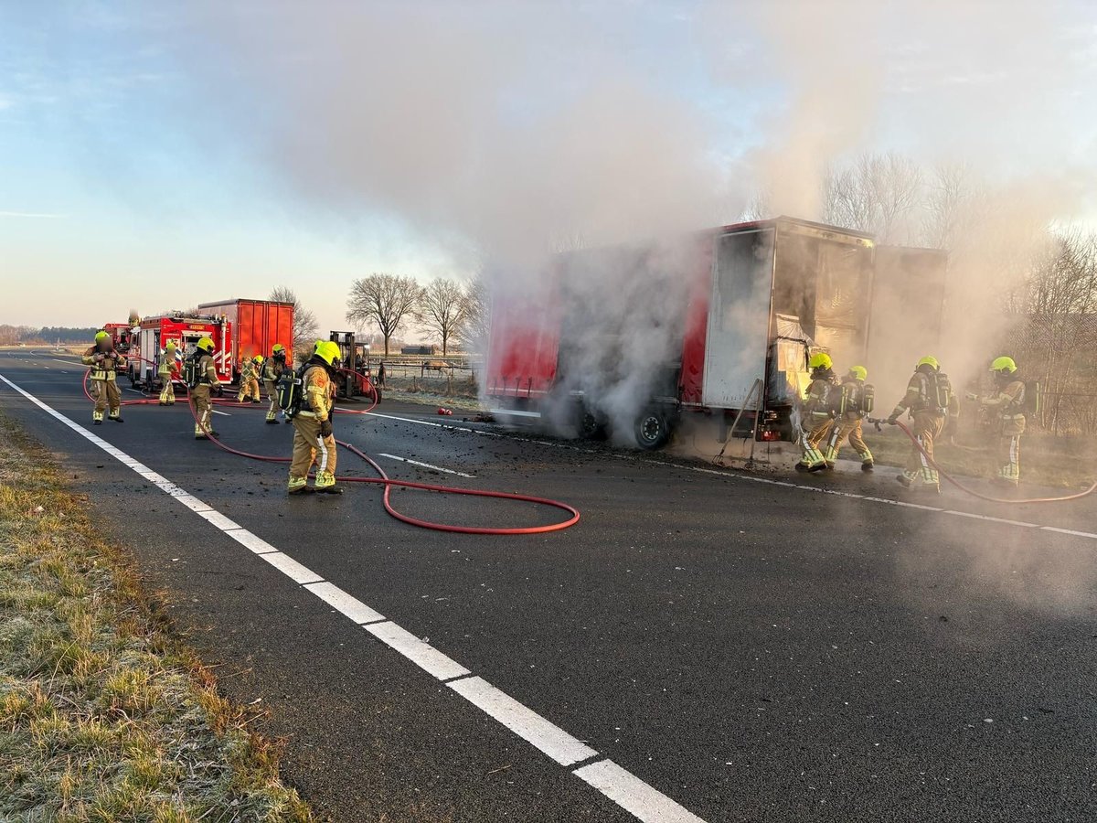 Vrachtwagen aanhanger in brand op A73