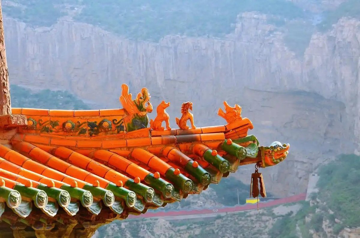 manyangyang9's tweet photo. 悬空寺原叫“玄空阁”，因寺庙整体悬空在悬崖峭壁之上而得名，位于山西省大同市浑源县城，始建于北魏太和十五年（491年），历代皆有修缮，距今已有一千五百多年，是儒释道三教合一的寺庙建筑群。2010年被美国《时代》周刊选为“全球十大最奇险建筑”。 https://t.co/CPhDtNj2TG