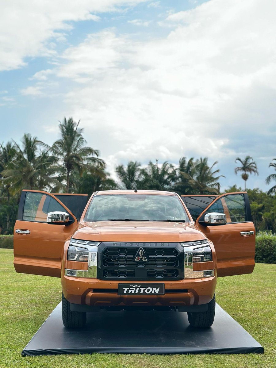 Among the cars we are showcasing at #AfwasaUg2025, is the MITSUBISHI TRITON GLS.

It's a perfect blend of strength, style,and sophistication.

Engine 2.4L turbo diesel 
Power: 181 hp
Torque: 430Nm
Transmission: 6-speed manual 
Fuel Tank capacity: 75Litres 
#DriveYourAmbition