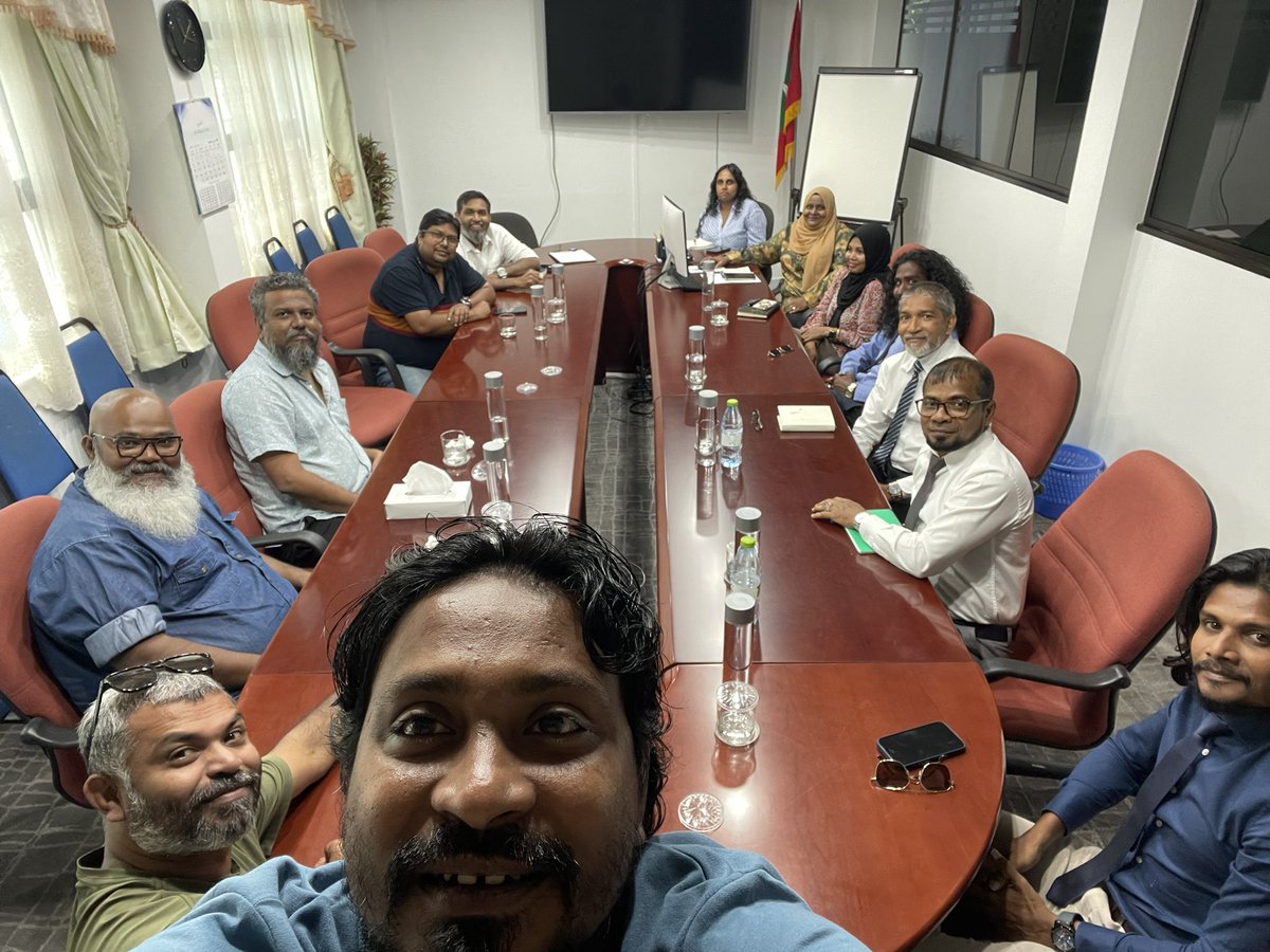 hussainkidu's tweet image. މިއަދުގެ މީޓިންގ ވ. ރަނގަލު. އުންމީދުކުރަނީ ދެން އަދި މާރަނގަޅުވާނެ ކްމަށް.
މި އަހަރު އެއްކޮށް ކުރީގެ އުސޫލައް ދޭން ނިއްމައިފި.

ވާހަކަ ދައްކައިގެން ކަންކަން ހައްލުކުރެވޭނީ.
ޝުކުރު @MMuizzu @NCA_MDV 
އަދިވެސް އަސްވާރޑު މިނިސްޓަރުކަމުން ބޭރުކުރޭ. 
މީ ވަރަށް ވާހަކަ. 
@seaxanali