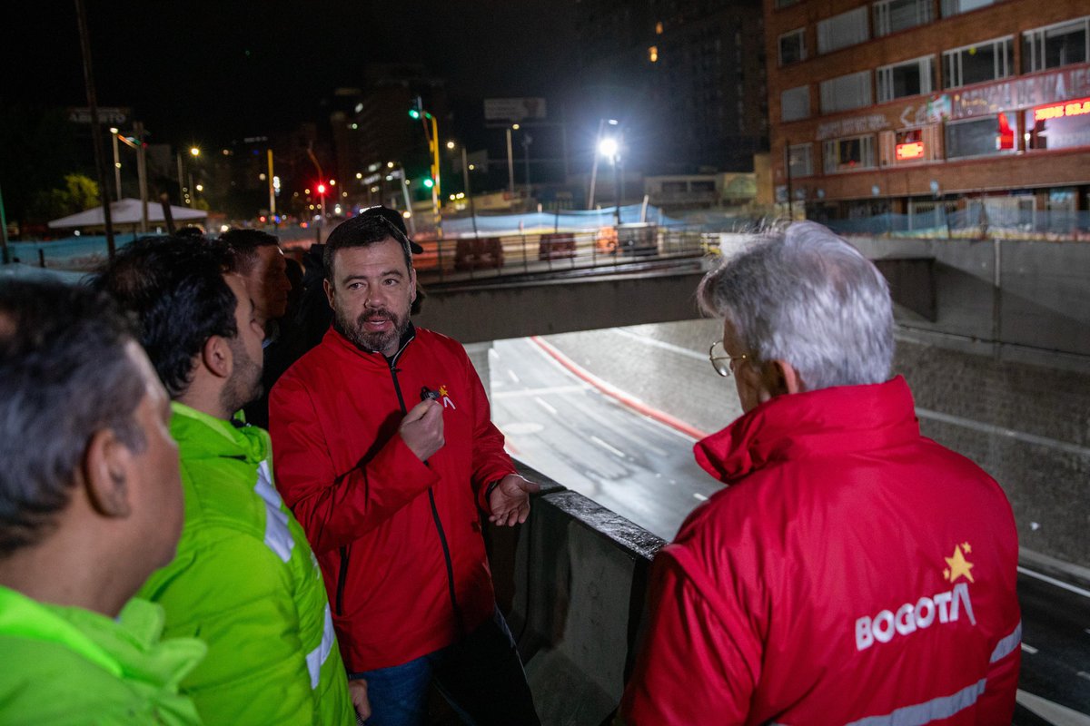 CarlosFGalan's tweet photo. 3:30 am | A esta hora, habilitamos el paso vehicular en el intercambiador vial de la calle 72. El Metro de Bogotá avanza y nos vamos a asegurar de que nada ni nadie lo detenga. https://t.co/wrRp6XNbVf