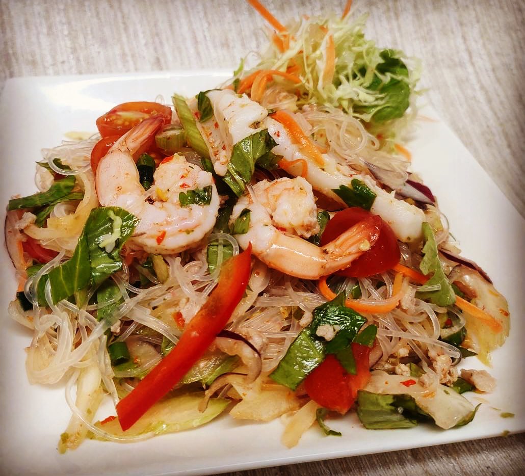asusora_cafebar's tweet photo. 【さっぱり&ピリ辛!ヤムウンセン🥗】
ツルっとした春雨に、プリプリの海老やシャキシャキの野菜をたっぷり絡め、爽やかな辛さと旨みが広がるタイ風春雨サラダです!
ぜひご賞味ください✨
#赤羽 #タイ料理 #アスノソラ #メリーピース #MerryPeace
#ヤムウンセン #グルメ #健康 #野菜 https://t.co/LABb5TSiEX