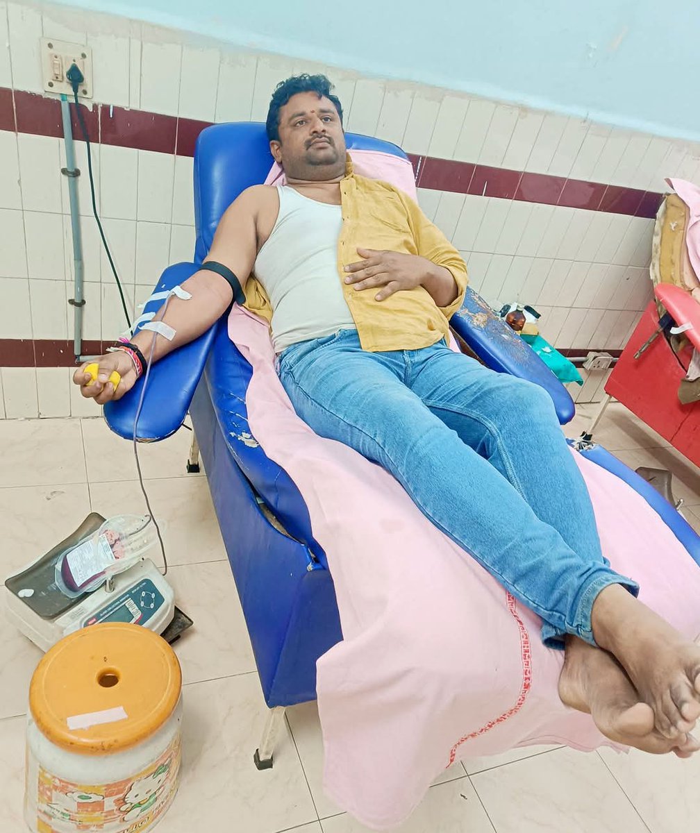SAGAR4TBJP's tweet photo. వరంగల్లో ఒకరికి అత్యవసరంగా #ABNegative రక్తం అవసరమైన విషయం తెలిసి, ఎంజీఎం బ్లడ్ బ్యాంక్ లో నా 14వ సరి రక్తదానం చేశాను. సమాజానికి చేతనైన సహాయం చేయడంలోనే నిజమైన ఆనందం ఉంది. రక్తదానం ద్వారా జీవితాలను కాపాడుదాం.
#BloodDonation #14thBloodDonation #GiveBloodSaveLives https://t.co/pj2xZhu5Vy