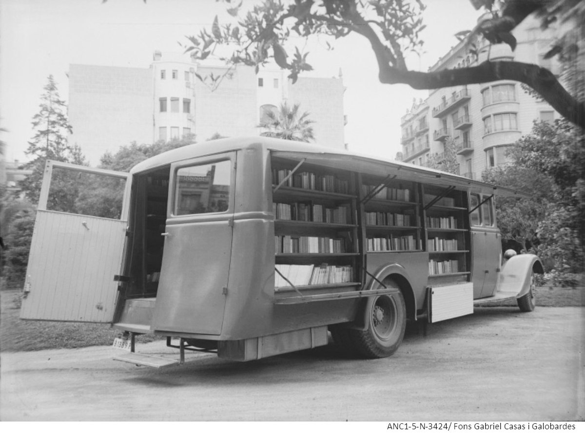 #TalDiaComAvui de 1937, la <a href="/gencat/">Generalitat de Catalunya</a> va crear el Servei de Biblioteques del Front (#SBF)

📸 Fons Gabriel Casas i Galobardes <a href="/arxiunacional/">Arxiu Nacional</a>

#bibliotequescat #bibliobús