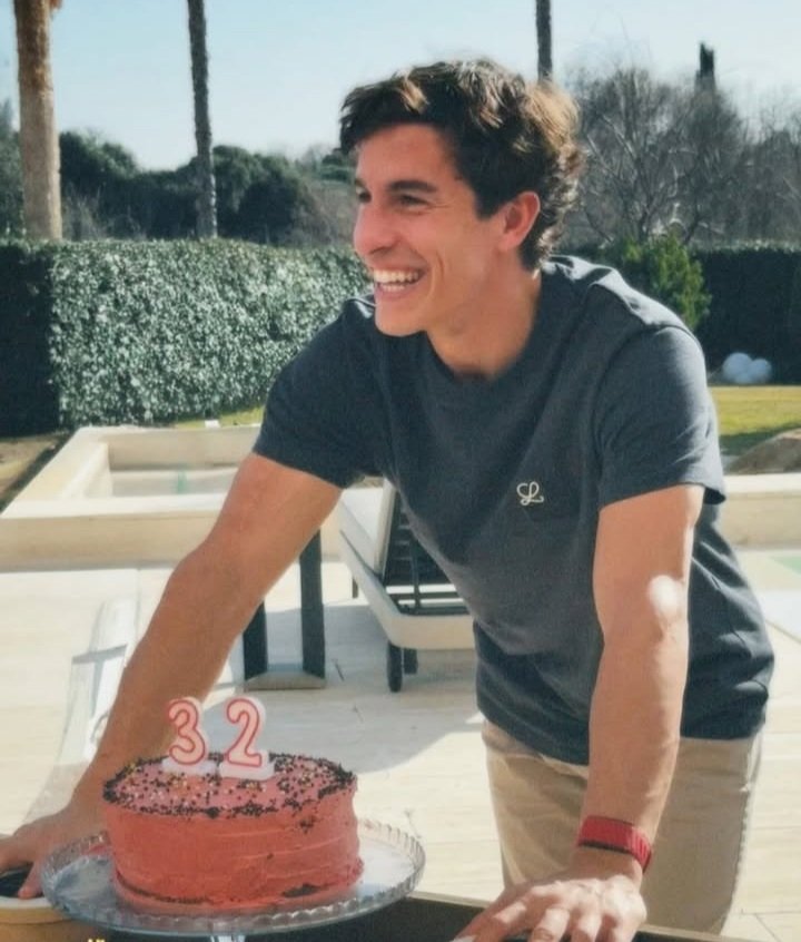 Amalia (@amaliadeglado) on Twitter photo Sigue sonriendo, sigue cumpliendo sueños y sobre todo, sigue siendo feliz, felices 32 <a href="/marcmarquez93/">Marc Márquez</a> 🎂🎊🎊🎊🤗❤ Sigue sonriendo, sigue cumpliendo sueños y sobre todo, sigue siendo feliz, felices 32 <a href="/marcmarquez93/">Marc Márquez</a> 🎂🎊🎊🎊🤗❤