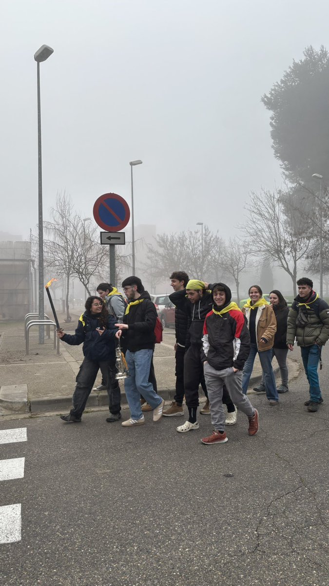 💥 L'encesa de la flama, acompanyada del toc de gralles, dona el tret de sortida al primer Correllengua Universitari🪈

Som-hi, per un país viu, mantenim ben viva la flama del català! 🔥