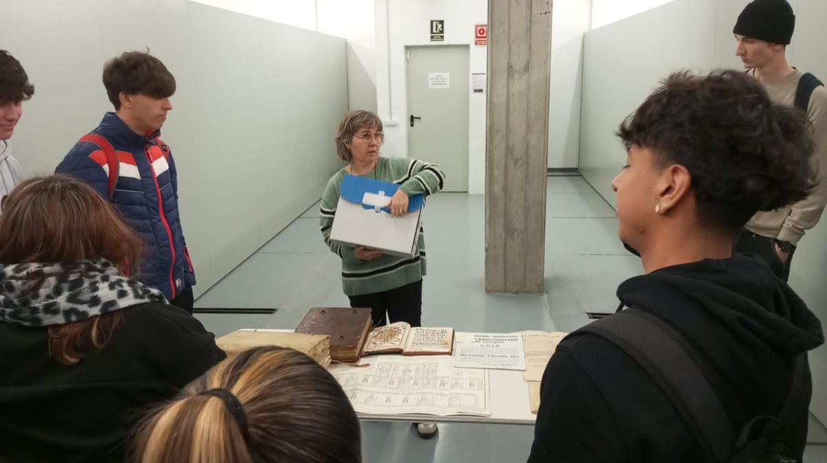 Vam tenir el plaer de visitar l’Arxiu de Tarragona amb els alumnes de primer curs de Gestió Administrativa. De la mà dels treballadors de l’Ajuntament a l’arxiu, vam conèixer la importància d’aquesta infraestructura per a la ciutat i la seva història.  buff.ly/3EE0yZj