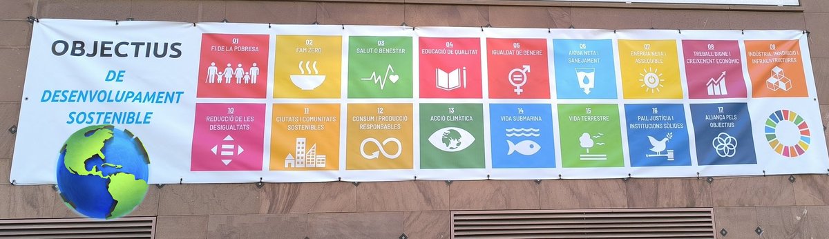 A la porta de l'escola on No es parla de Palestina pq "s'ha de respectar la diversitat d’opinions i sensibilitats" macro poster amb objectius de desenvolupament sostenible,entre els quals Pau i Justícia. Tot queda en boniques paraules buides contingut real.