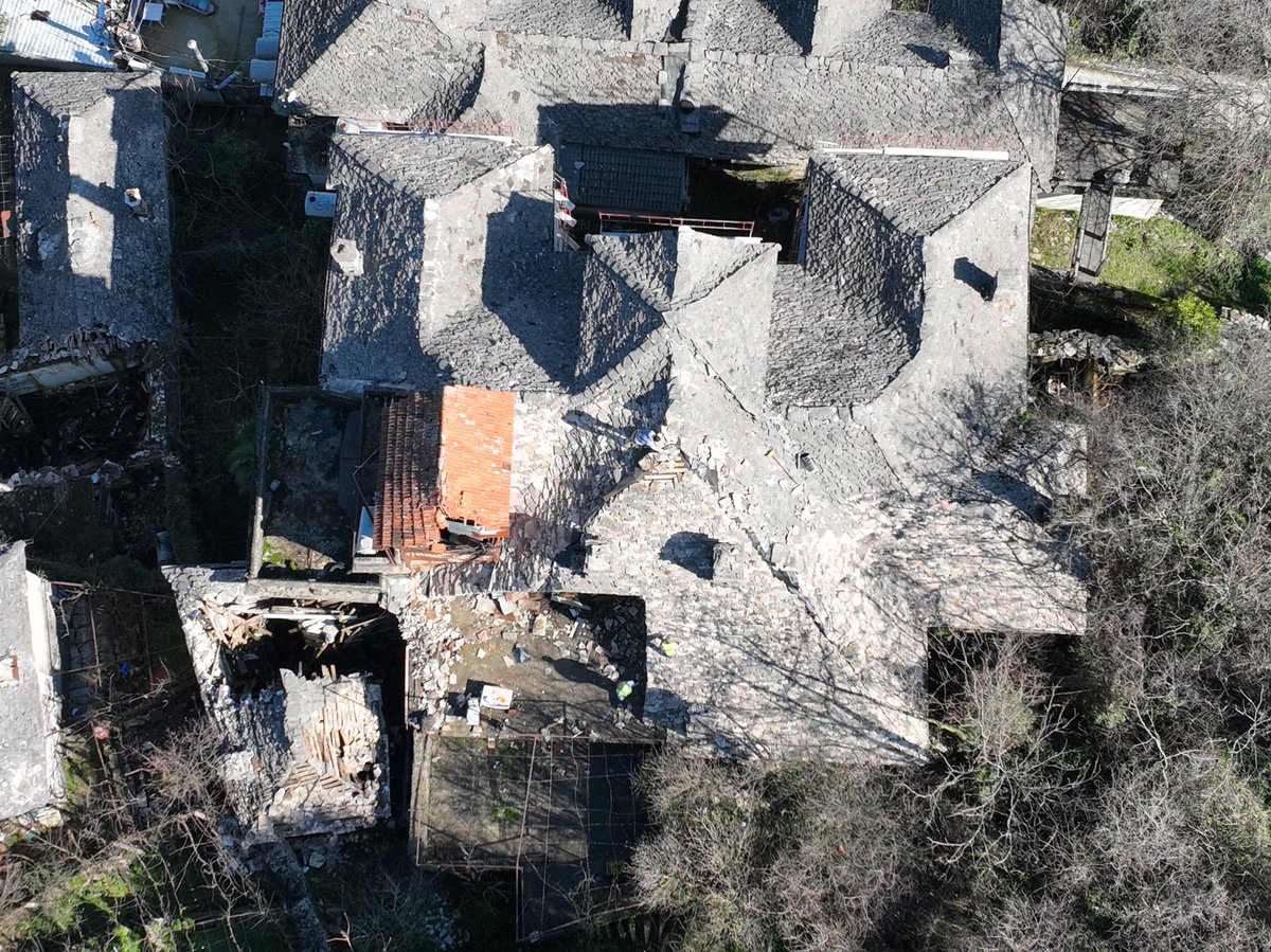 BGonxhja's tweet photo. 🏡 Banesa e Angonatëve, një monument i Kategorisë së I-rë në 📍Gjirokastër, pasqyron mjeshtërinë e ndërtimit me gur. Projekti i restaurimit synon të sigurojë qëndrueshmërinë e saj dhe të ruajë elementët tradicionalë të trashëgimisë kulturore. https://t.co/JJFYM5R5rP