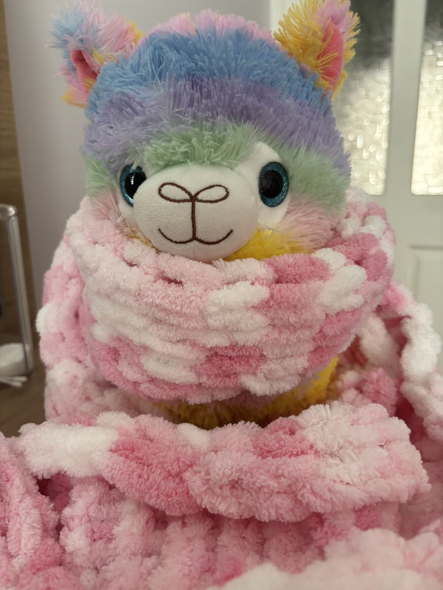 KIZLAAR
Erkek arkadaşım 14 şubat için bana atkı örmüş ve hiç böyle şeylerden anlamaz. Hediyeyi verirken “senin ilgi alanından bir hediye yapıp vermek istedim” dedi. Hayatımda aldığım en güzel hediyeyi sizlerle paylaşmak istedim 🥹🥹🥹