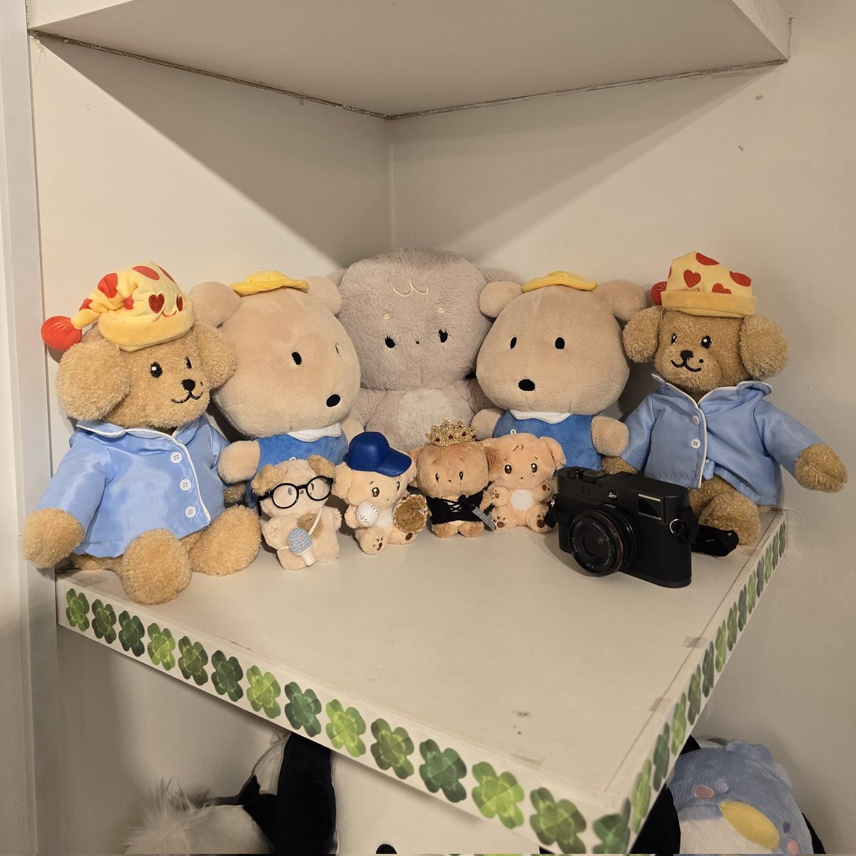 #도겸이가_우리의행복이자행운

행복 찾은 그 곳
영상회를 못보고와서 아쉬웠지만 아기자기하개 꾸며져 있고  여기를 봐도 저기를 봐도 도겸이 가득이라 정말 행복 찾고 나왔다