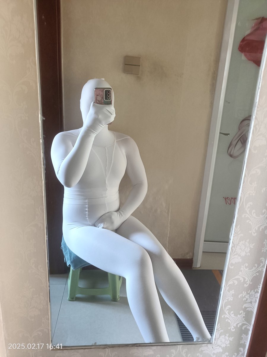 尝试三层白裤袜丝包。
天鹅绒材质的，有点厚😆
用了六条包三层，已经视觉剥夺了😶
#pantyhose #encasement #pantyhoseencasement #丝袜全包