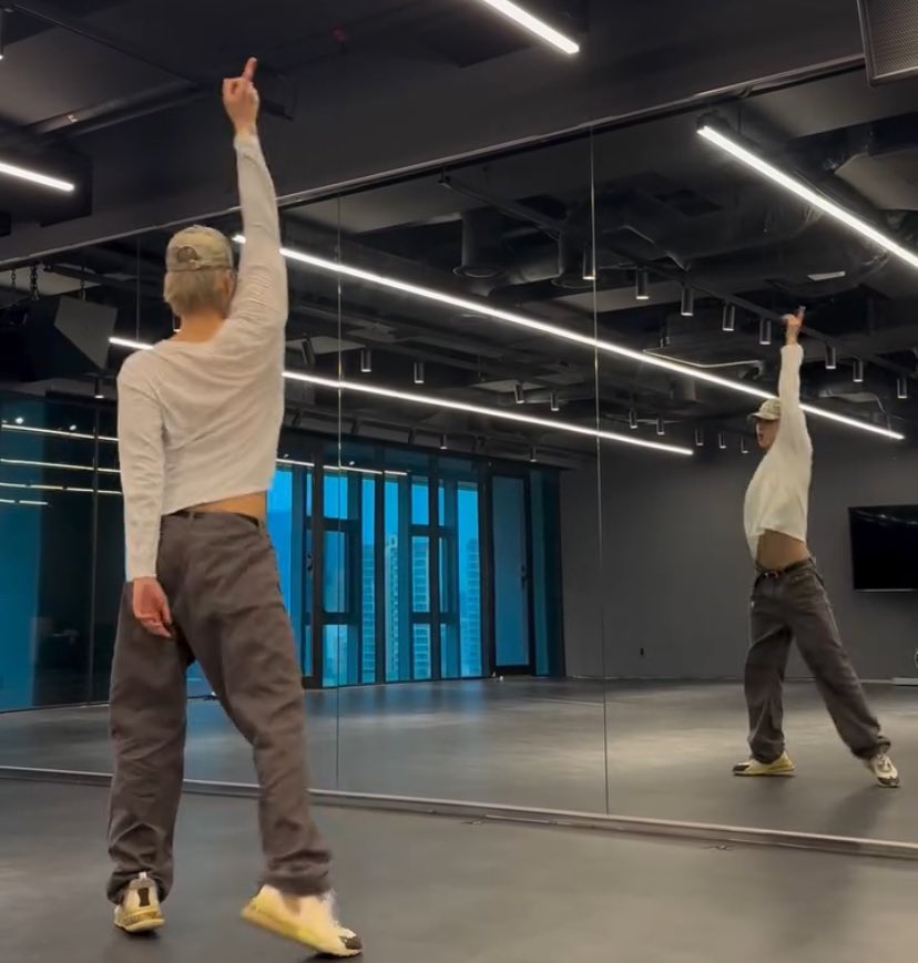 IT3OYKAI's tweet photo. kai just got back, filmed a variety show, dyed his hair, and already finished jacket filming for his album. he’s busy prepping for his comeback and so much more.. wasting no time 😭 https://t.co/WkARC8BCqp