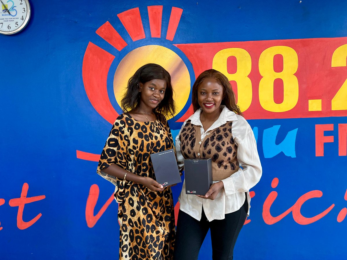 882SanyuFM's tweet photo. . @blacklyfug also came through for Kelly with a pair of Headphones 🎧
#TheExFiles #SanyuLoveZone https://t.co/xzdHOAyx8g