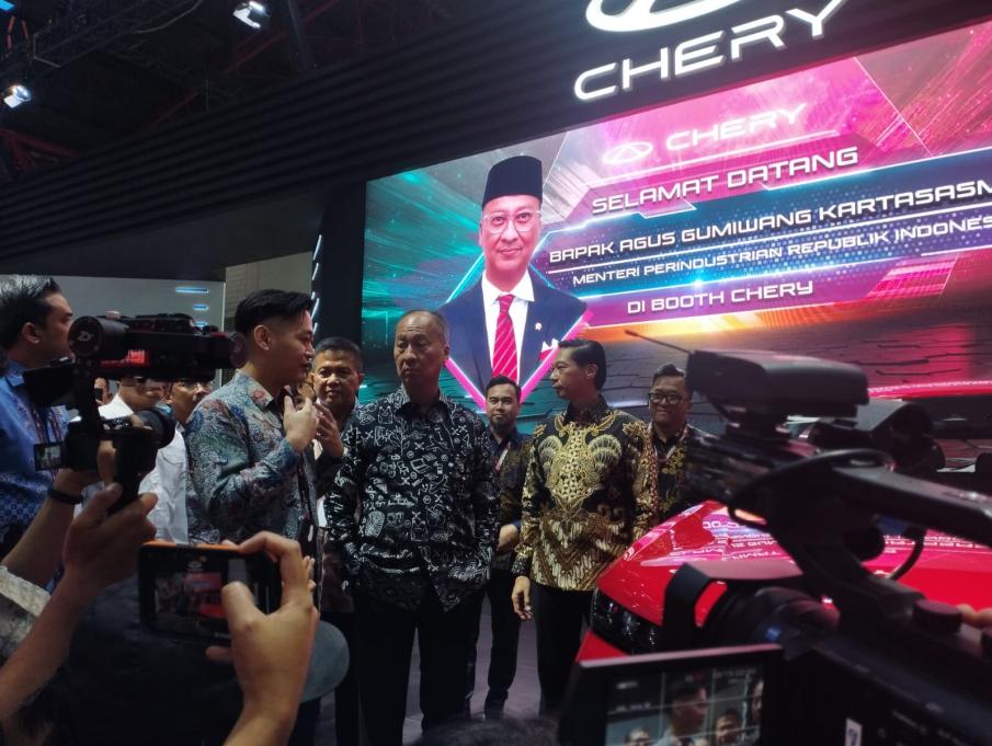 shoppinginCN1's tweet photo. 🚗Chinese carmakers like @BYDCompany, @CheryAutoCo, @WulingMotorsID, @GeelyAutoGlobal, #AION, and #Honri are unveiling their latest models at the 2025 #Indonesia International Motor Show (#IIMS), which kicked off on February 13 in #Jakarta.

🔋Over the 11-day event, Chinese electric vehicles are gaining strong traction in Indonesia. @AutoChinaNews @IIMS_ID  #NEVs #ElectricVehicles #IIMS2025 #SustainableMobility