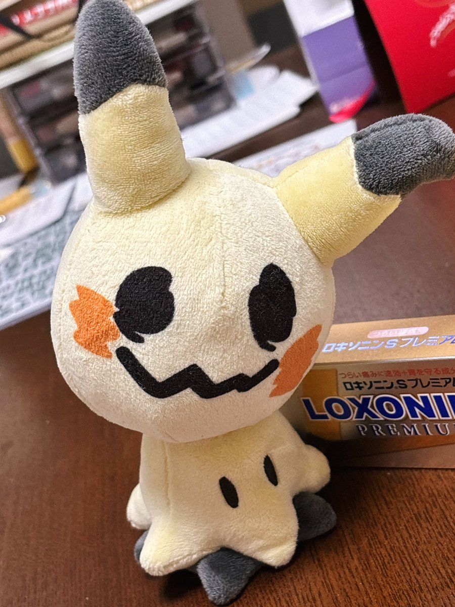 Beeusg's tweet photo. バレンタインに頂いたミミッキュ！妹にこれ以上ぬいぐるみ増えたらあかんと言われてたから言い出せずにカバンに入れて一緒に毎日散歩してた子なんですが、昨日妹との焼肉帰りにバレて正式に家族入りしました！！よかった.˚‧º·(°இωஇ°)‧º·˚. https://t.co/6Hdmx3JHV5