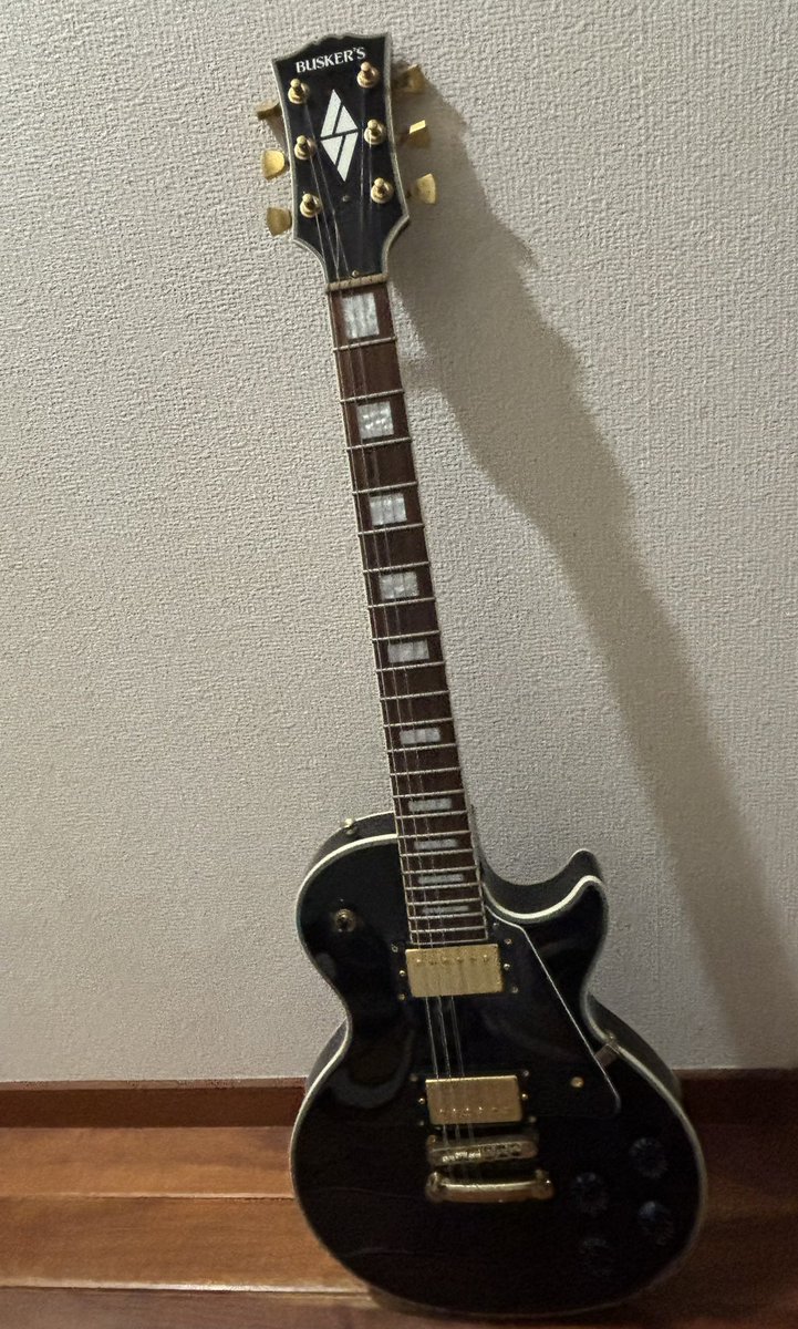 iWs0920's tweet photo. ちょっとギターを弾きたいなぁと思ってめちゃくちゃ安い黒のレスポールタイプをリサイクルショップで購入。
ほぼ弾けないけど。
マンションでアンプは使えないのでイヤフォンで音が出せるものも買った。
弾く暇があるかはわからないけどかっこいいからいいか。 https://t.co/4GSZswG0qX