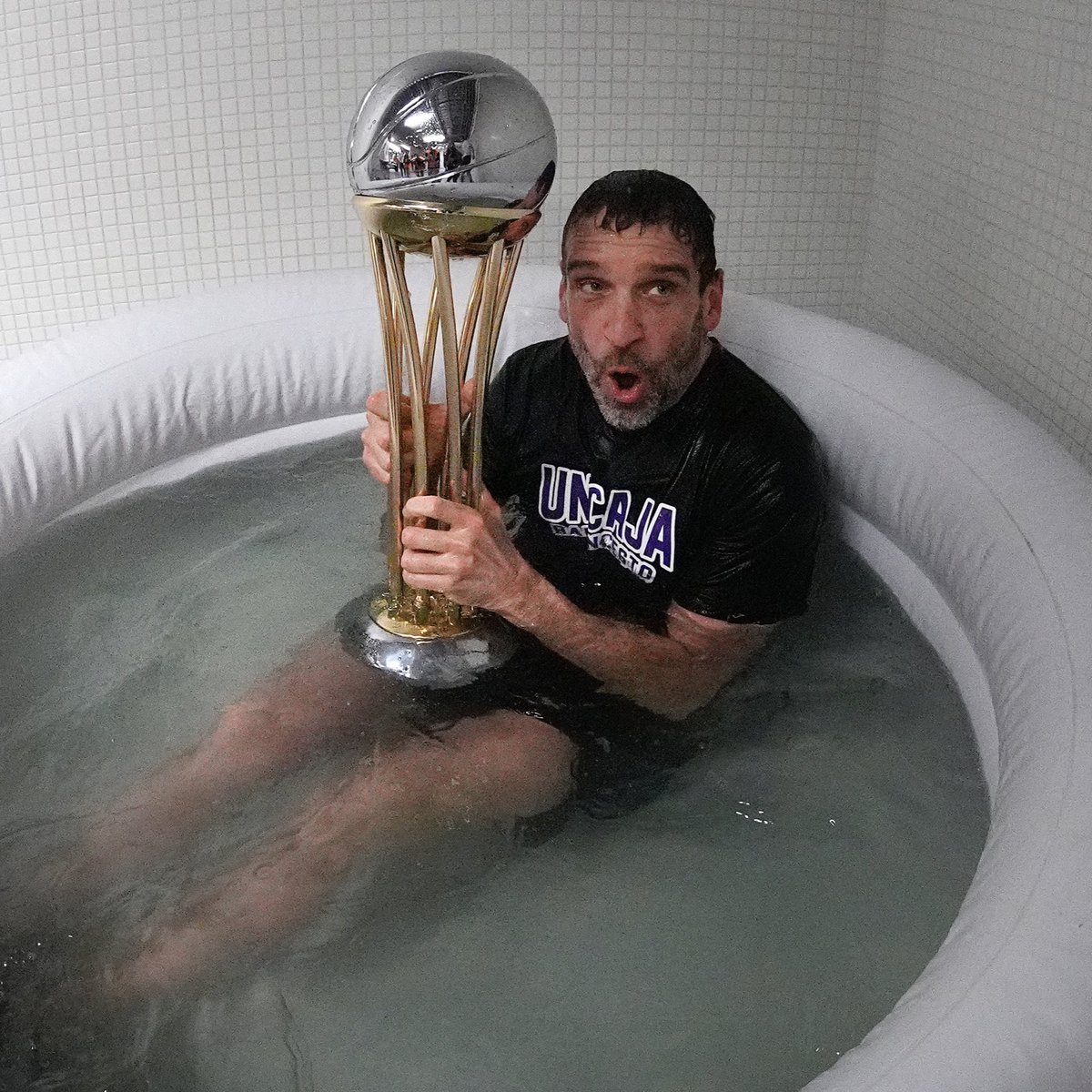 🏆 Este es tu <a href="/ibonnavarro/">Ibon Navarro</a> de la suerte.

Si te ha llegado esta publicación, retwittea, da me gusta y comparte con todos tus amigos para muchos años de buena suerte.

Parece que a <a href="/unicajaCB/">UnicajaCB</a> lo de la buena suerte... le ha funcionado, ¿no? 🤪

📸 acb Photo/M.Pozo