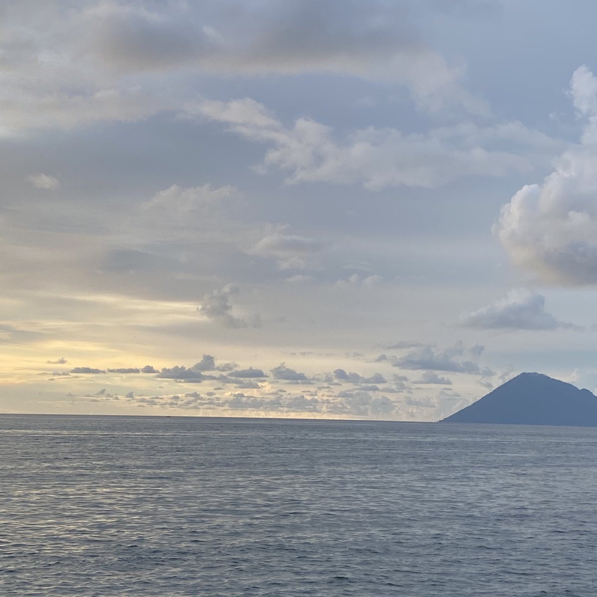 bookwormdaily's tweet image. love the sea✨💗