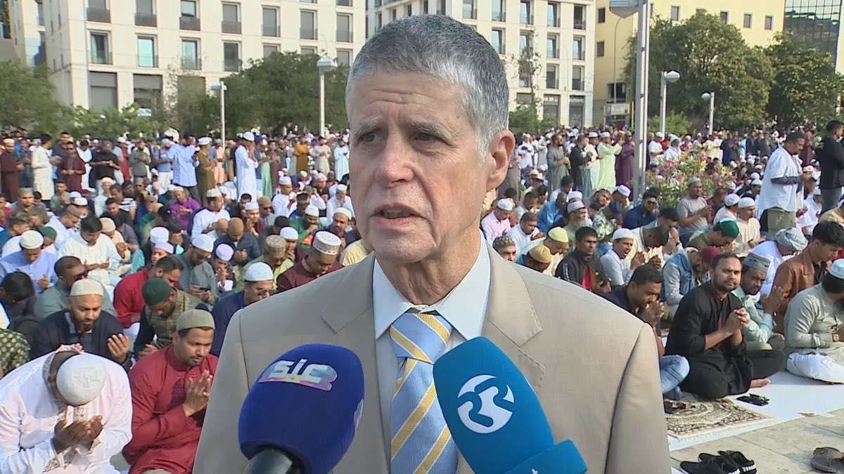 O Presidente da Junta de Freguesia de Santa Maria Maior, Miguel Coelho, que andou a passar milhares de atestados de residência falsos à comunidade do Bangladesh e não vê mal nisso, é o espelho da prepotência do Partido Socialista. 

Em Setembro temos de expropriar o poder aos